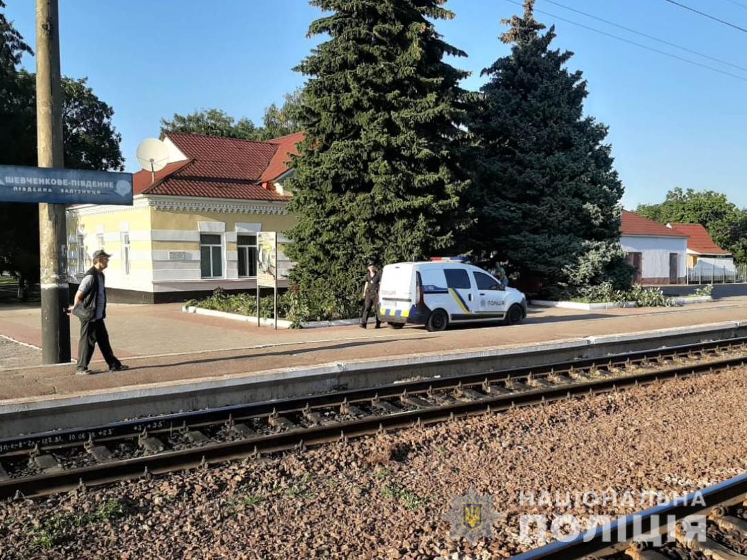 Под Харьковом под колесами грузового поезда погиб мужчина