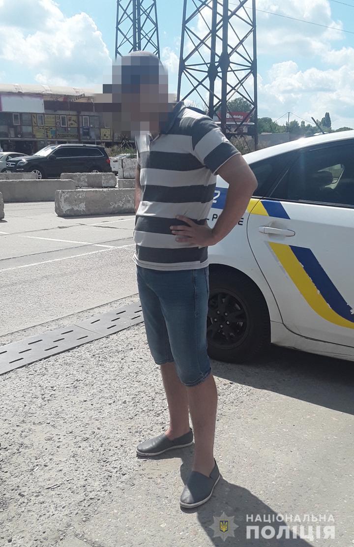 В Харькове прохожие задержали мужчину, который украл из автомобиля барсетку