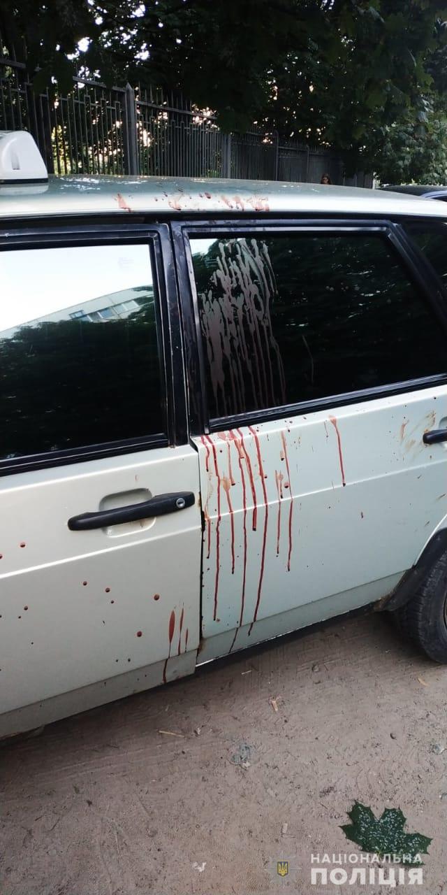 В Харькове мужчина ранил ножом в шею знакомого таксиста