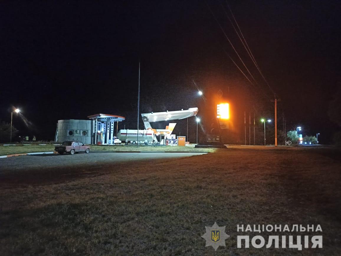 На Харьковщине парень угрожая пистолетом требовал заправить такси