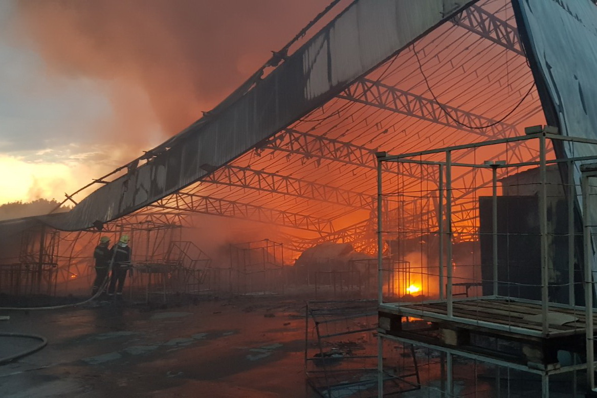 Пожарные всю ночь тушили масштабный пожар на предприятии под Харьковом