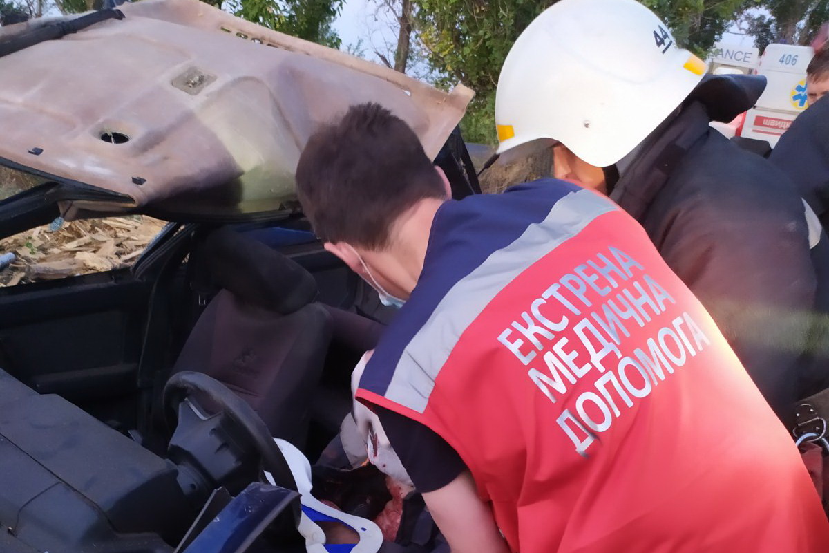 На трассе под Харьковом несколько раз перевернулся автомобиль: водителя доставали спасатели
