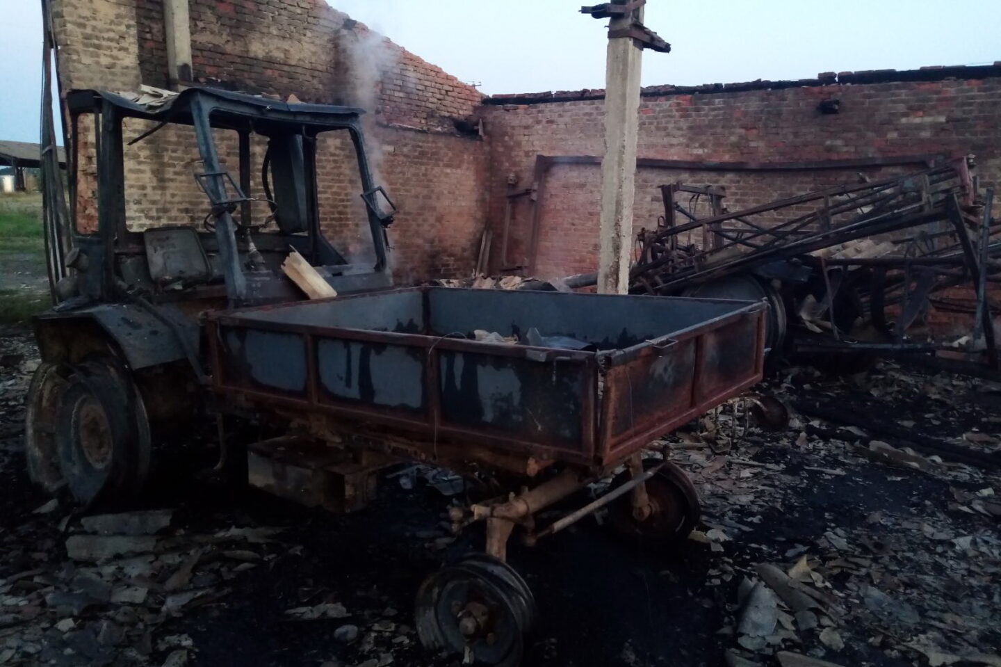 Фермеру в Харьковской области сожгли сарай и технику