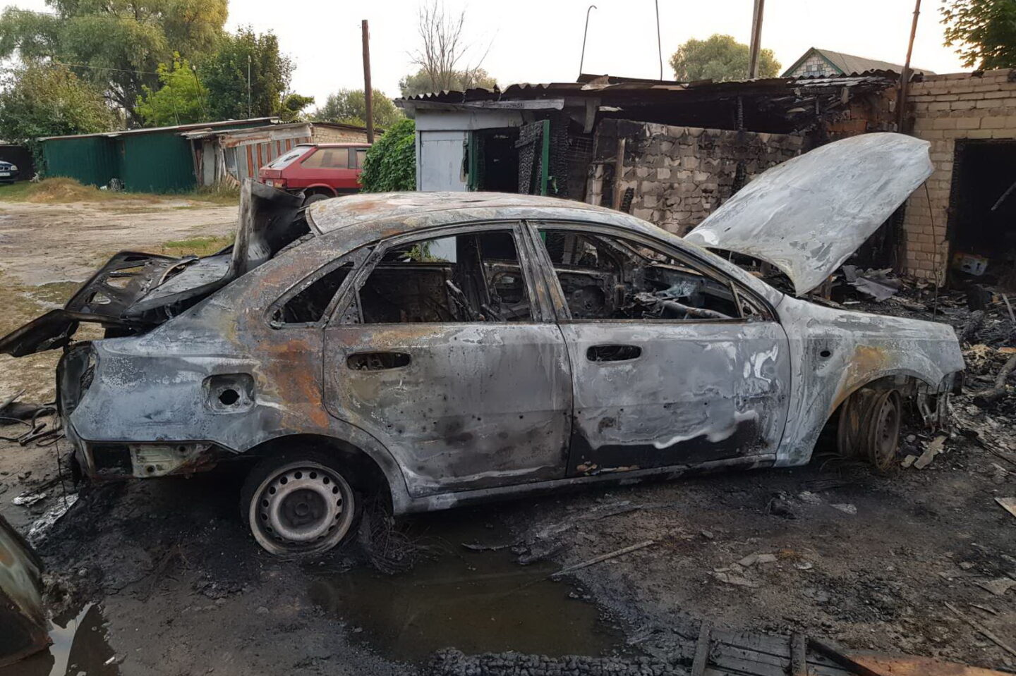Под Харьковом сгорел автомобиль и шесть рядомстоящих сараев