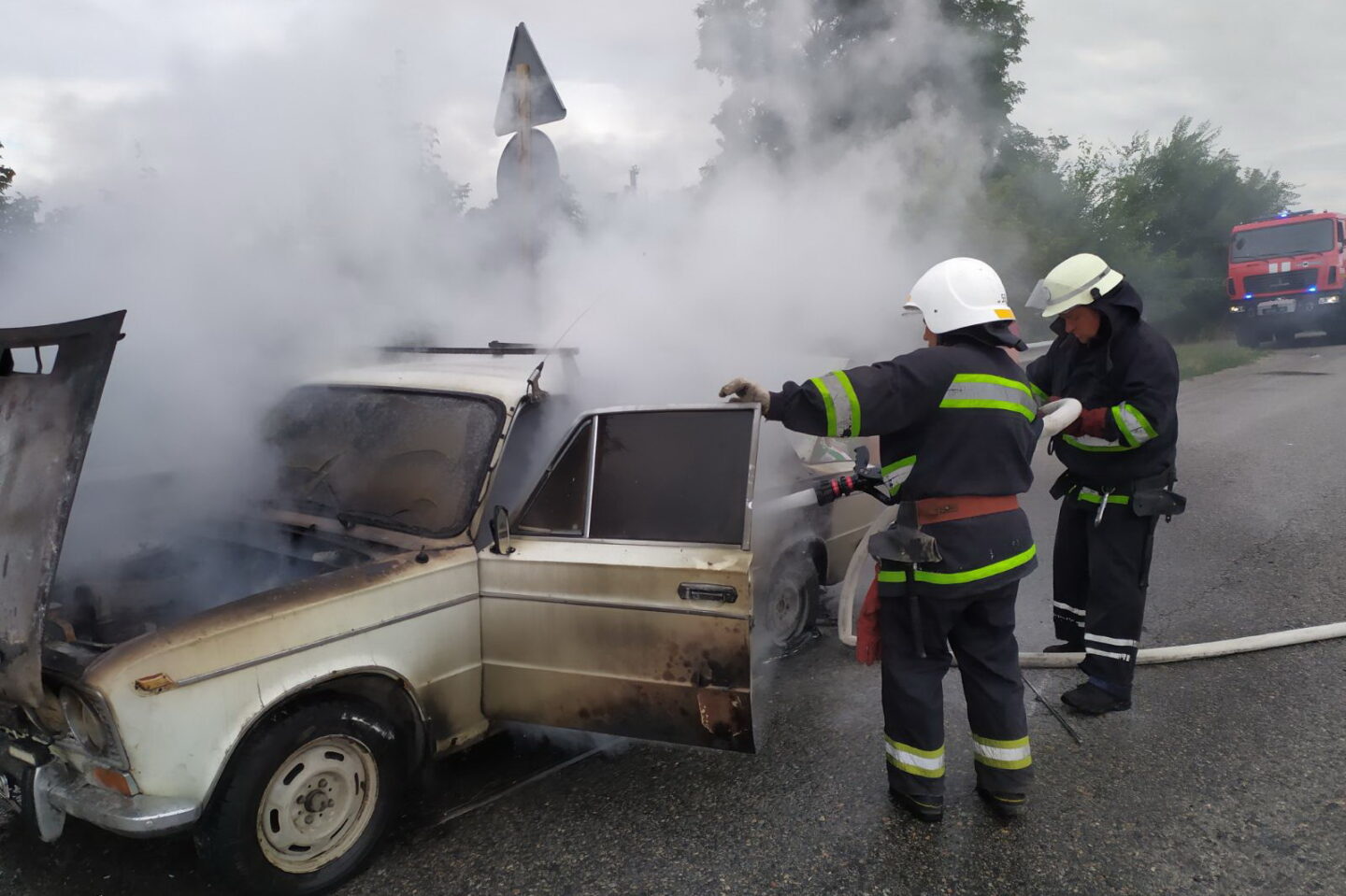 Под Харьковом во время движения загорелся автомобиль