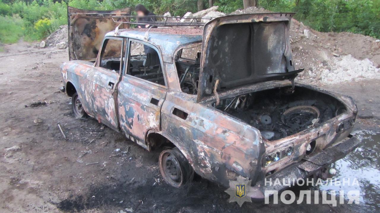В Харькове четверо молодых людей хотели угнать автомобиль, но потом испугались и сожгли машину