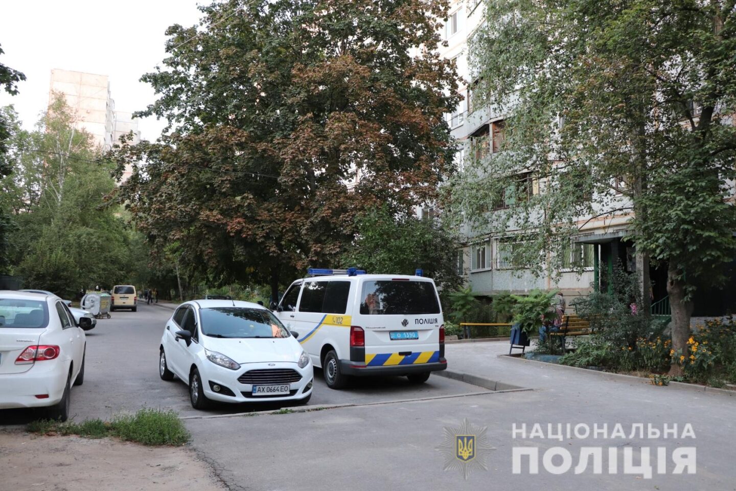 На Алексеевке мужчина сорвался с балкона 8-го этажа, когда за ним пришли полицейские (видео)