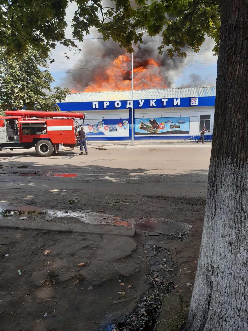 Под Харьковом сгорело два магазина