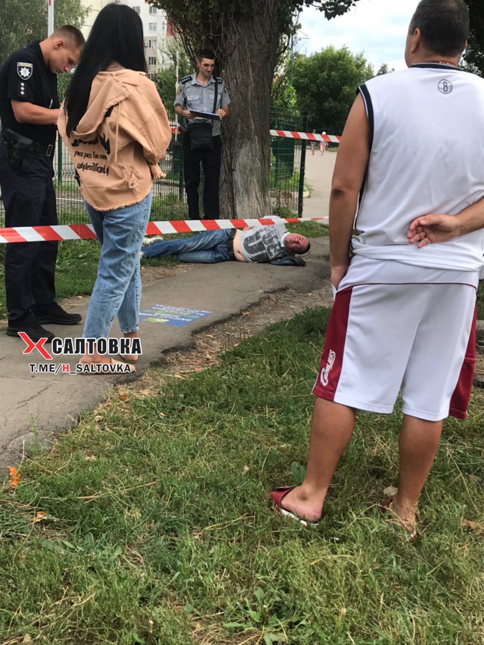 На Салтовке мужчина на улице избил и ограбил пенсионерку