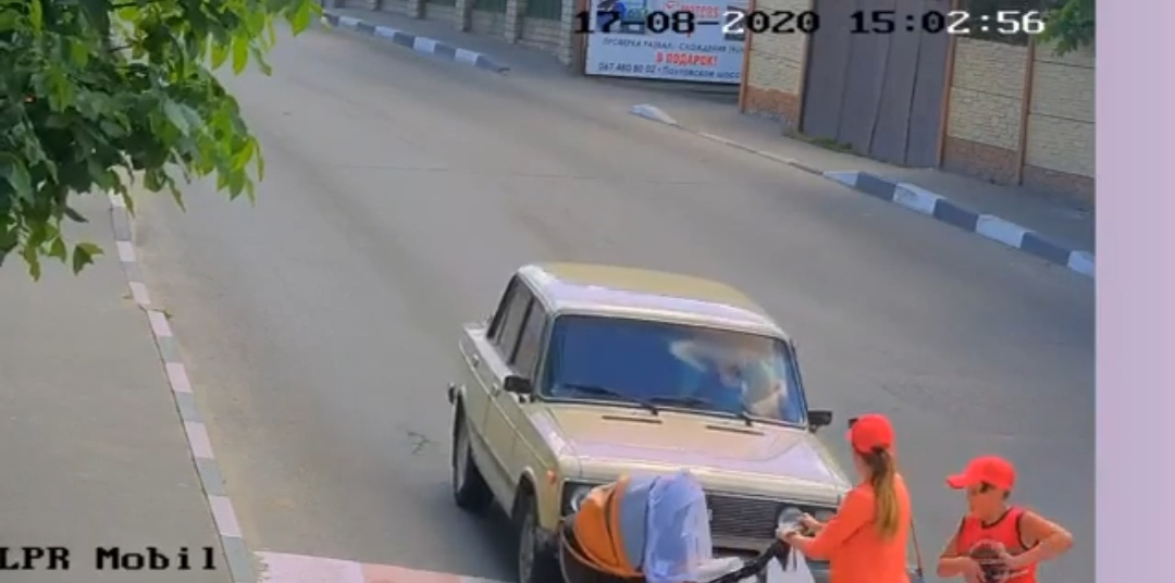 В Песочине на пешеходном переходе сбили женщину с коляской (видео)