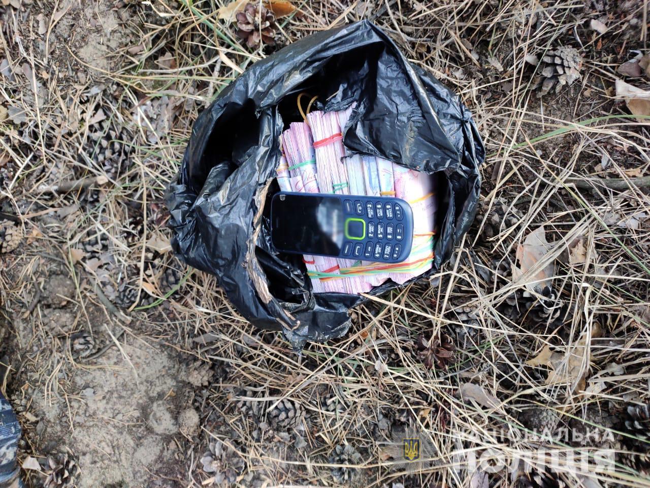 В Харьковской области двое братьев требовали с предпринимателя 15 тысяч долларов и обещали сжечь дом