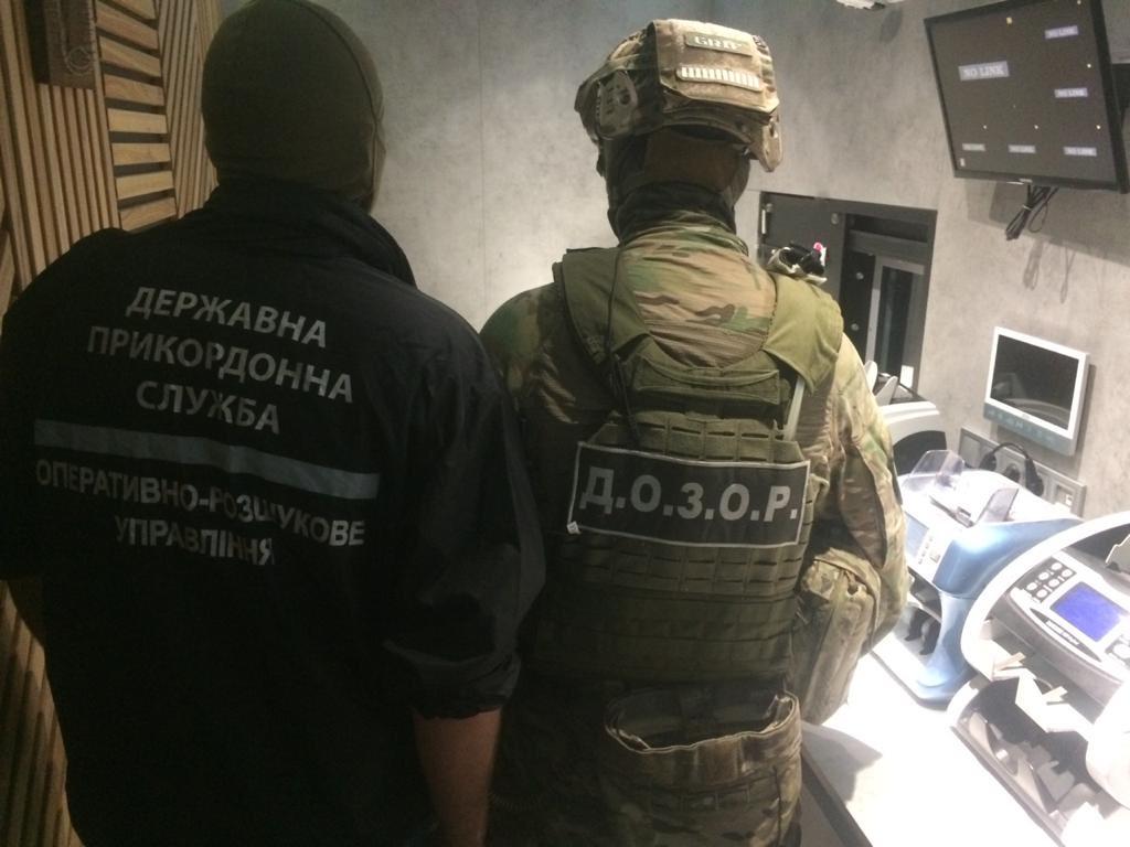 В Харькове в “логистических центрах”, которые занимались отмыванием денег и контрабандой, изъяли два миллиона гривен (видео)