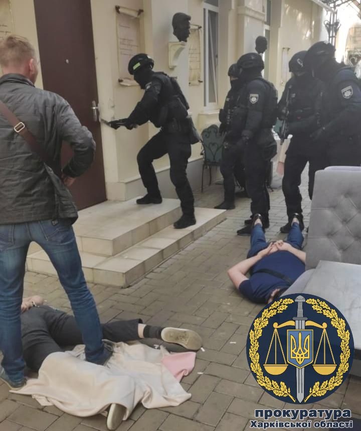 В Харькове задержали криминального авторитета, чья группировка представлялась полицией и требовали с наркозависимых деньги (видео)