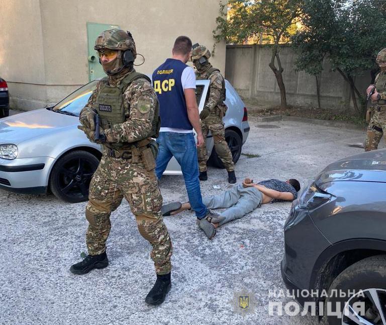 В Харькове полиция задержала преступную группировку за вымогательство 100 000 долларов США