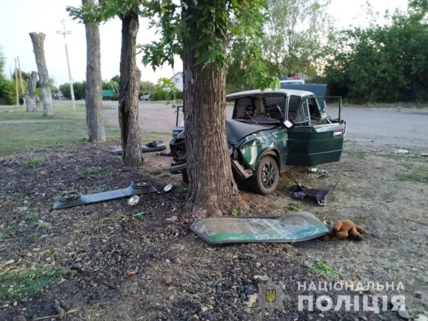 Под Харьковом водитель врезался в дерево: погиб пассажир