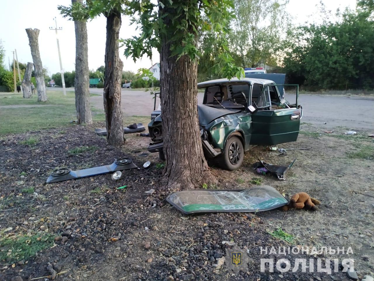 Под Харьковом водитель врезался в дерево: погиб пассажир