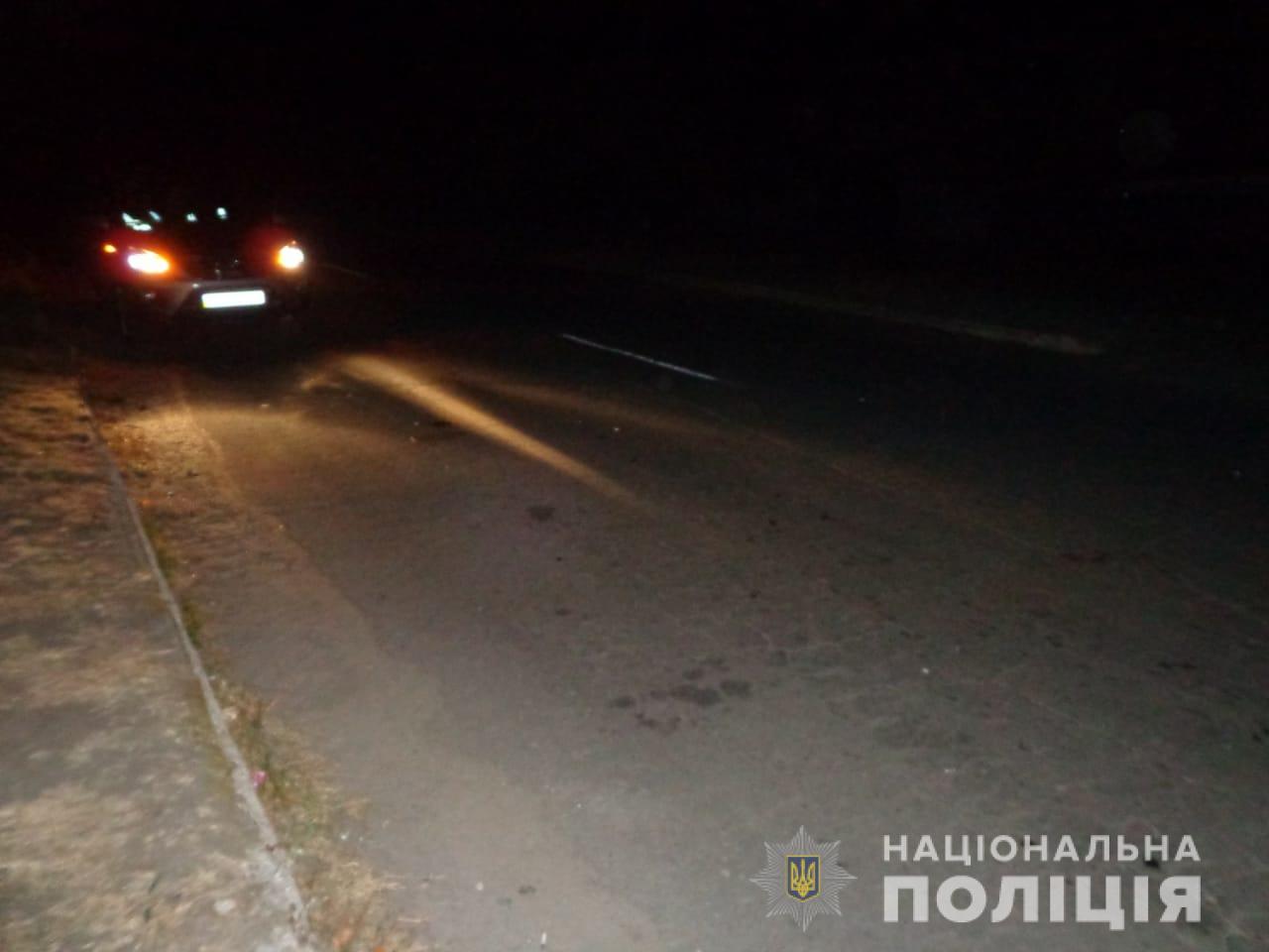 Под Харьковом автомобиль переехал пьяную женщину, которая лежала на дороге и поехал дальше