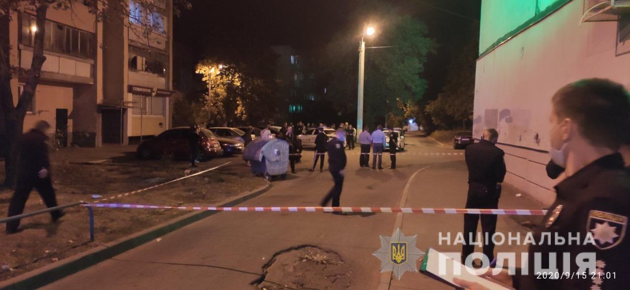 На Салтовке пьяные парни возле аптеки подрались с полицейскими