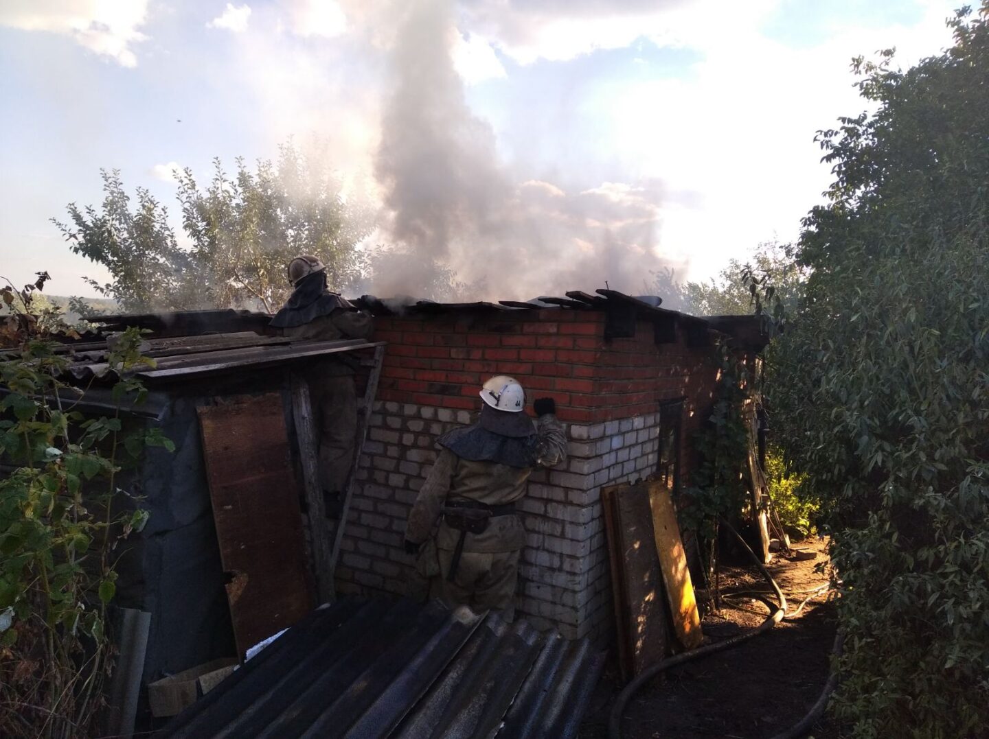 Под Харьковом во дворе дома сгорел сарай