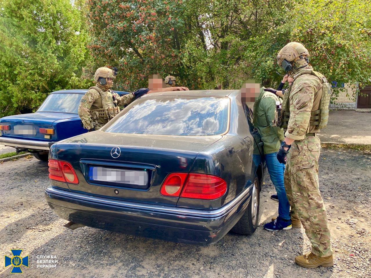На Харьковщине контрразведка СБУ задержала организатора нелегальной легализации россиян в Украине (видео)