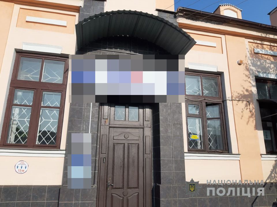 Под Харьковом две несовершеннолетние девочки сорвали флаг Украины с отделения банка