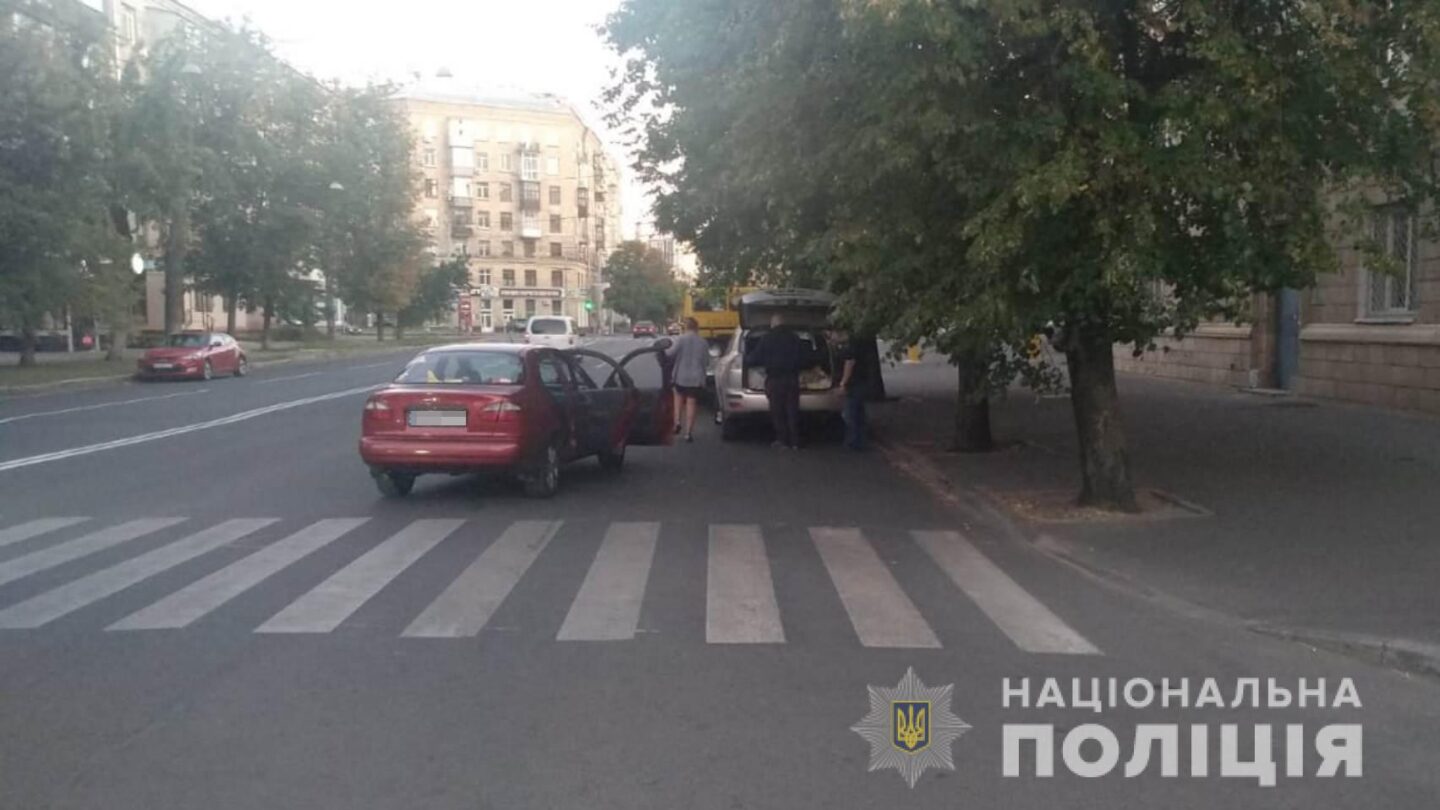 В Харькове на пешеходном переходе сбили двоих женщин