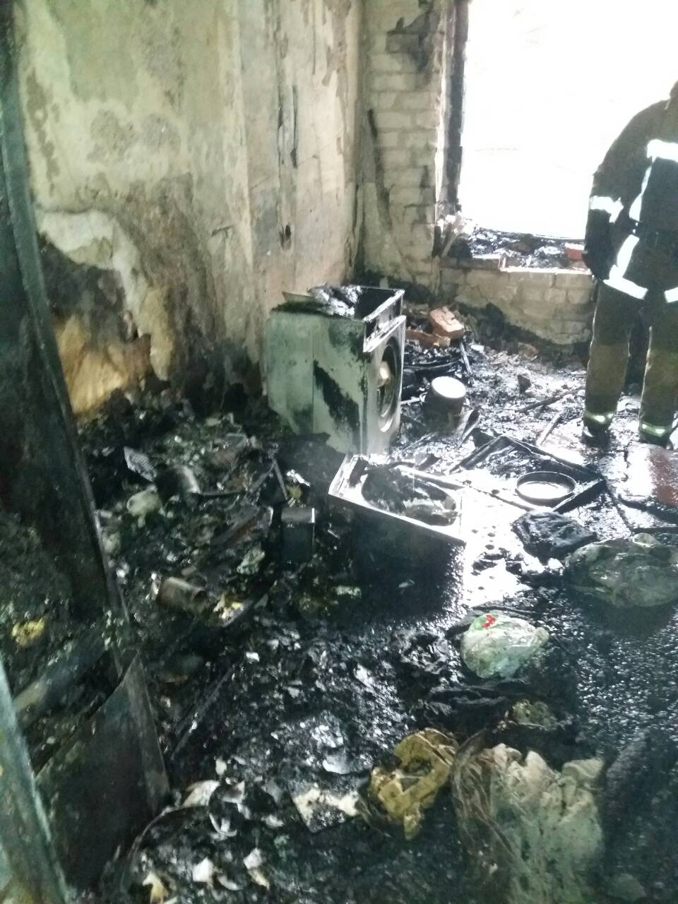 На пожаре в пятиэтажном доме трое харьковчан отравились угарным газом