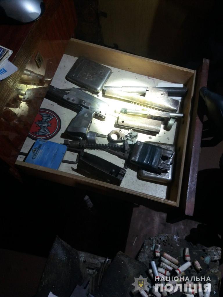 Под Харьковом у мужчина дома нашли наркотики, самодельное оружие и боеприпасы