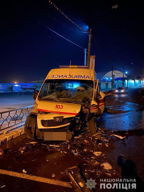 В Харькове автомобиль скорой помощи столкнулся с легковушкой