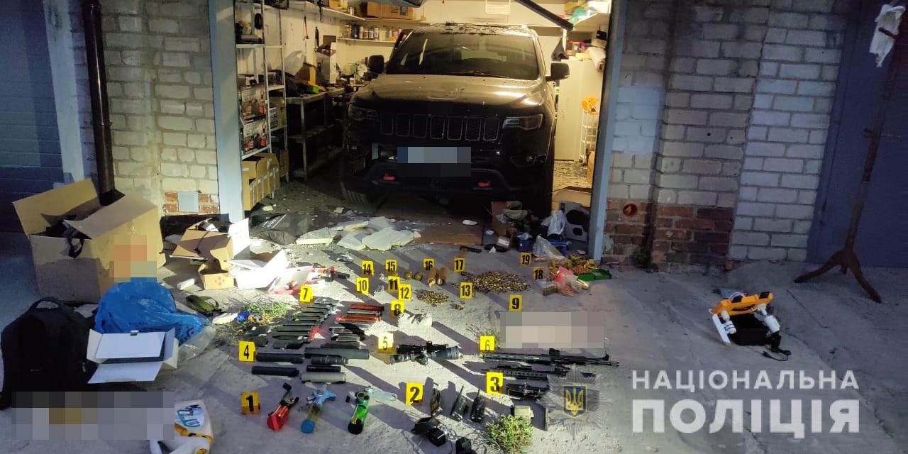 Во время обыска в гараже погибшего в результате самоубийства харьковчанина полиция обнаружила арсенал боеприпасов