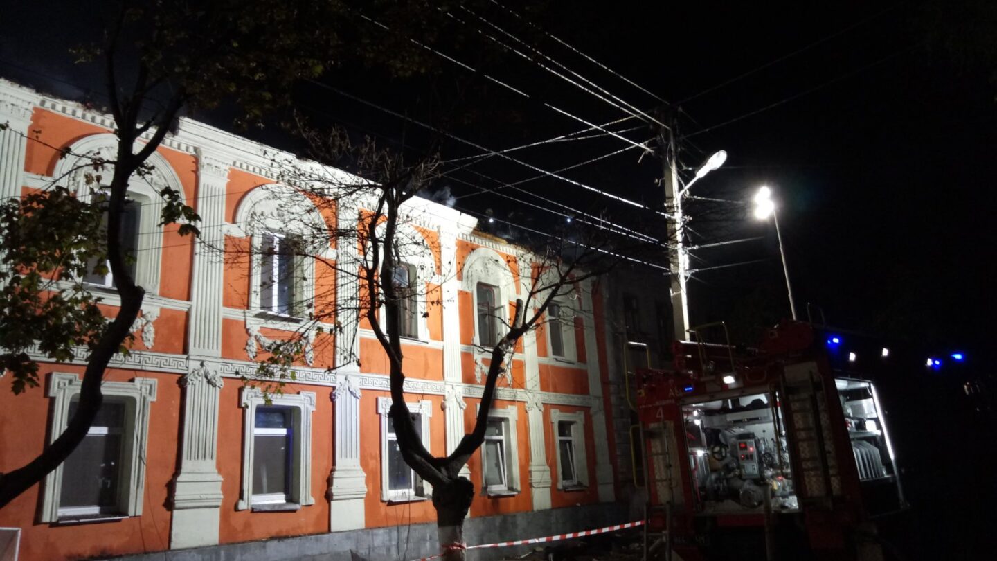 На пожаре в Харькове на улице Конторской обнаружили тела двоих людей