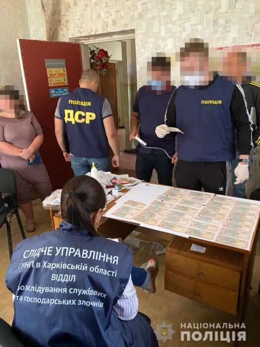На Харьковщине руководитель и бухгалтер государственного предприятия требовали взятку за аренду помещения