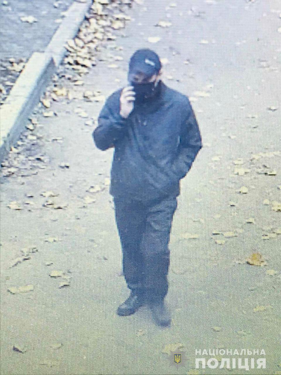 В Харькове мужчина за два часа угрожая пистолетом ограбил кредит-кафе и аптеку