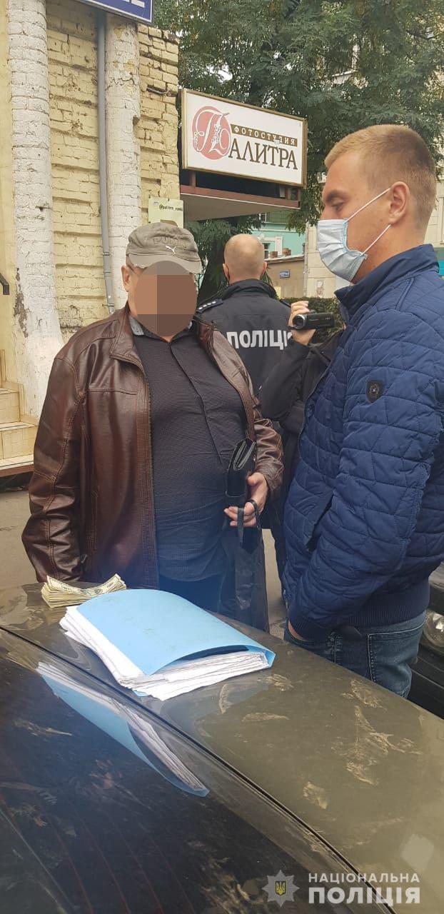 В Харькове мужчина представился работником банка и забрал 10 тысяч долларов