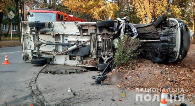 В Харькове в результате аварии перевернулись оба автомобиля: есть пострадавшие