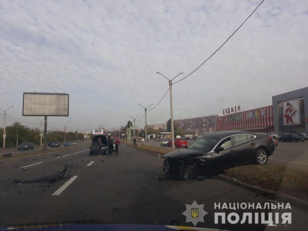 В Харькове произошло столкновение автомобилей: пострадали оба водителя
