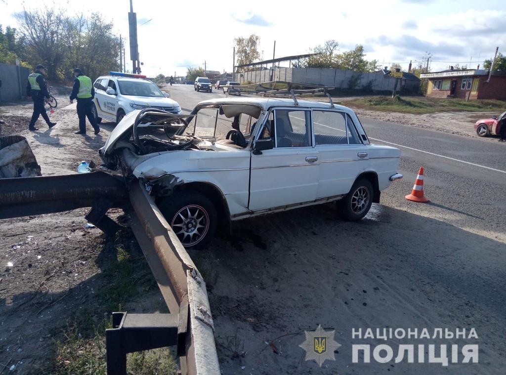 Под Харьковом водитель не справился с управлением в въехал в отбойник
