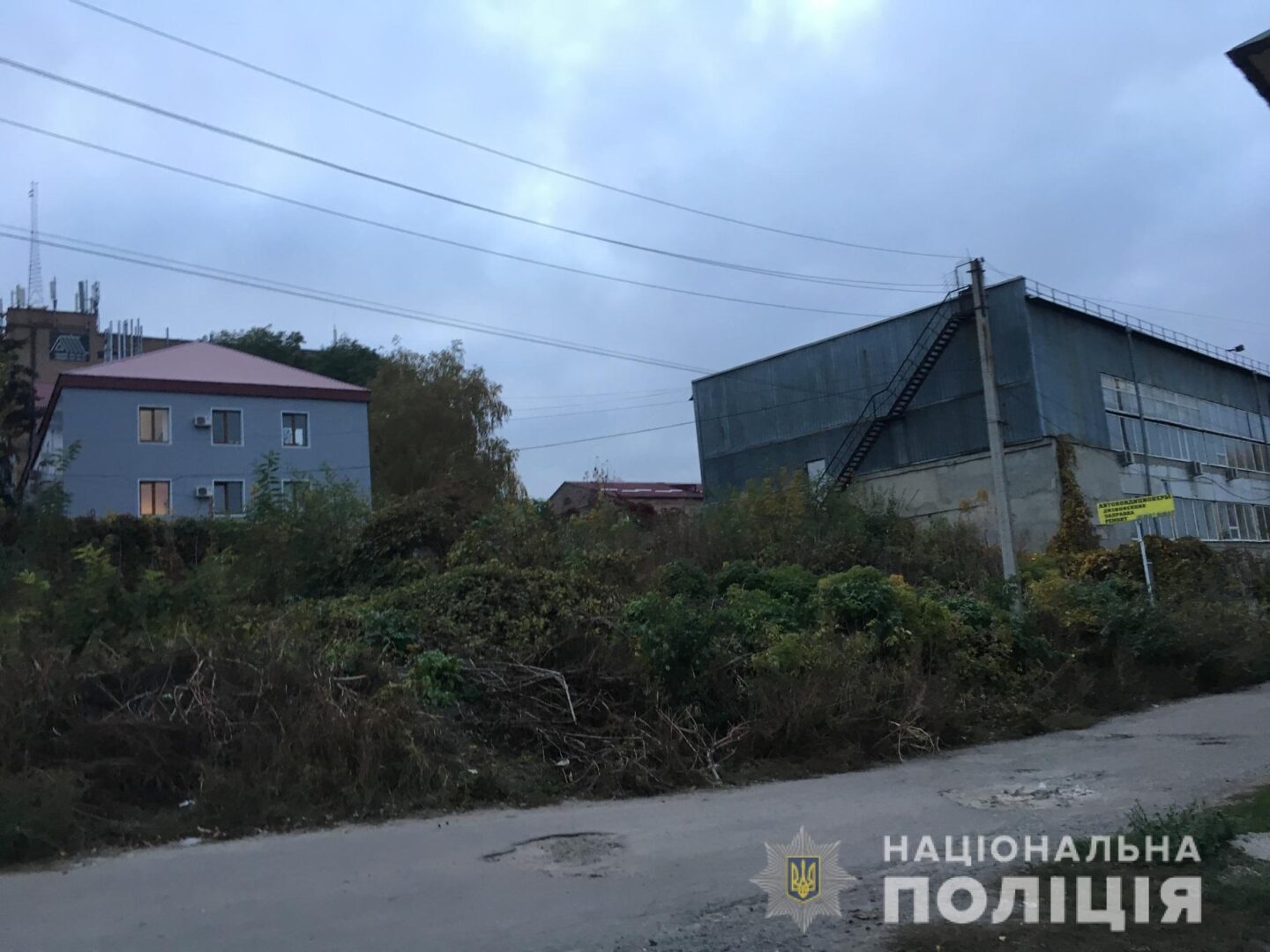 В Харькове злоумышленник угрожая ножом забрал у мужчины барсетку с деньгами
