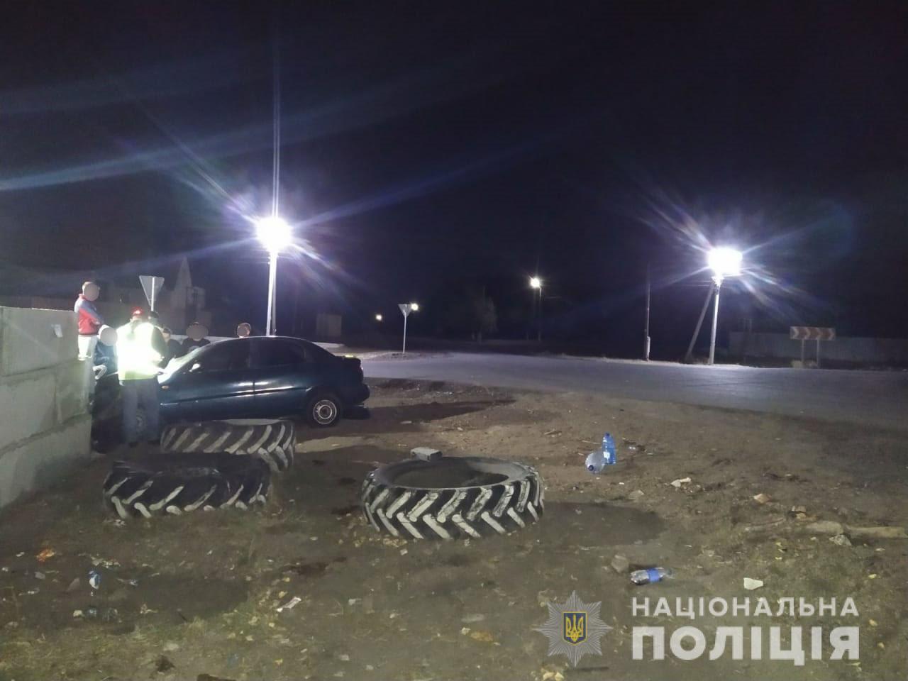 Под Харьковом водитель не справился с управлением и въехал в бетонный забор