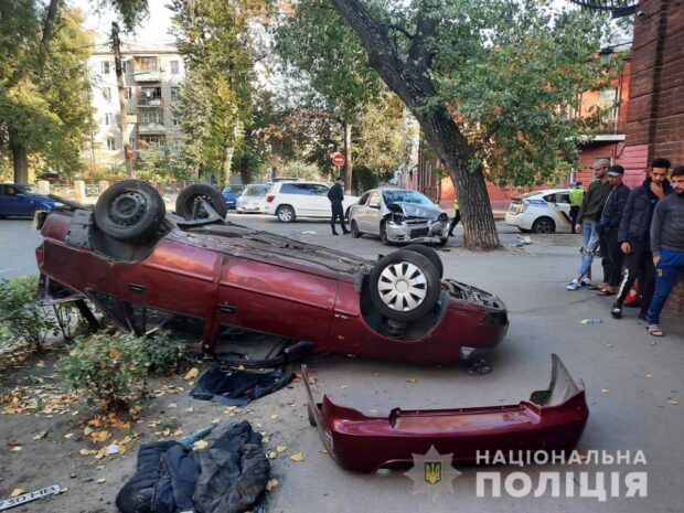 В центре Харькова столкнулись два автомобиля: пострадали три человека