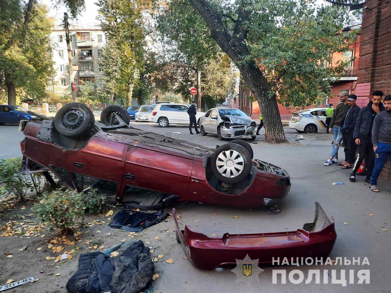 В центре Харькова столкнулись два автомобиля: пострадали три человека