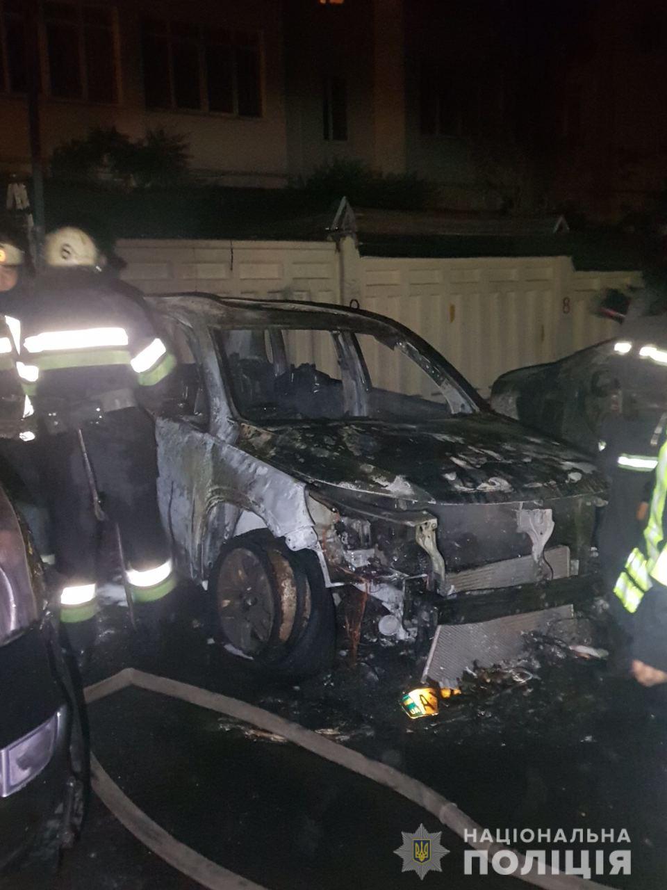 В Харькове ночью сожгли три автомобиля