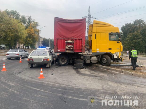 В Харькове произошло ДТП с участием трех автомобилей