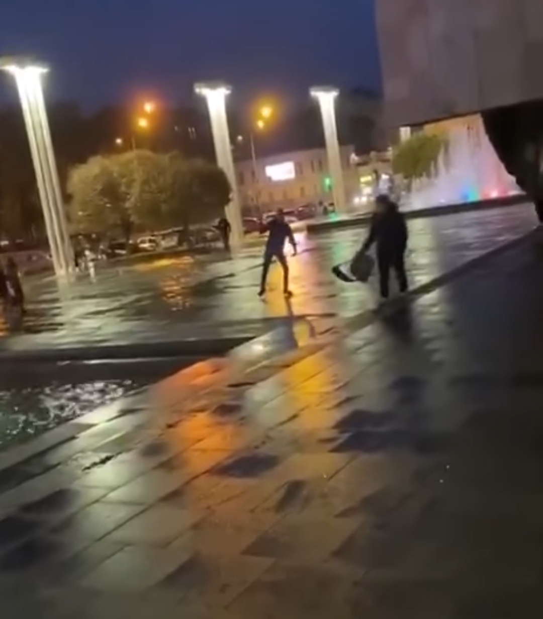 В центре Харькова группа неизвестных напала на агитаторов Кучера (видео)