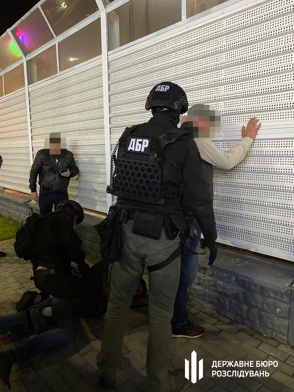 Взятка за возвращение автомобиля и предоставление информации об угонщиках: в Харькове задержали работника СБУ (видео)