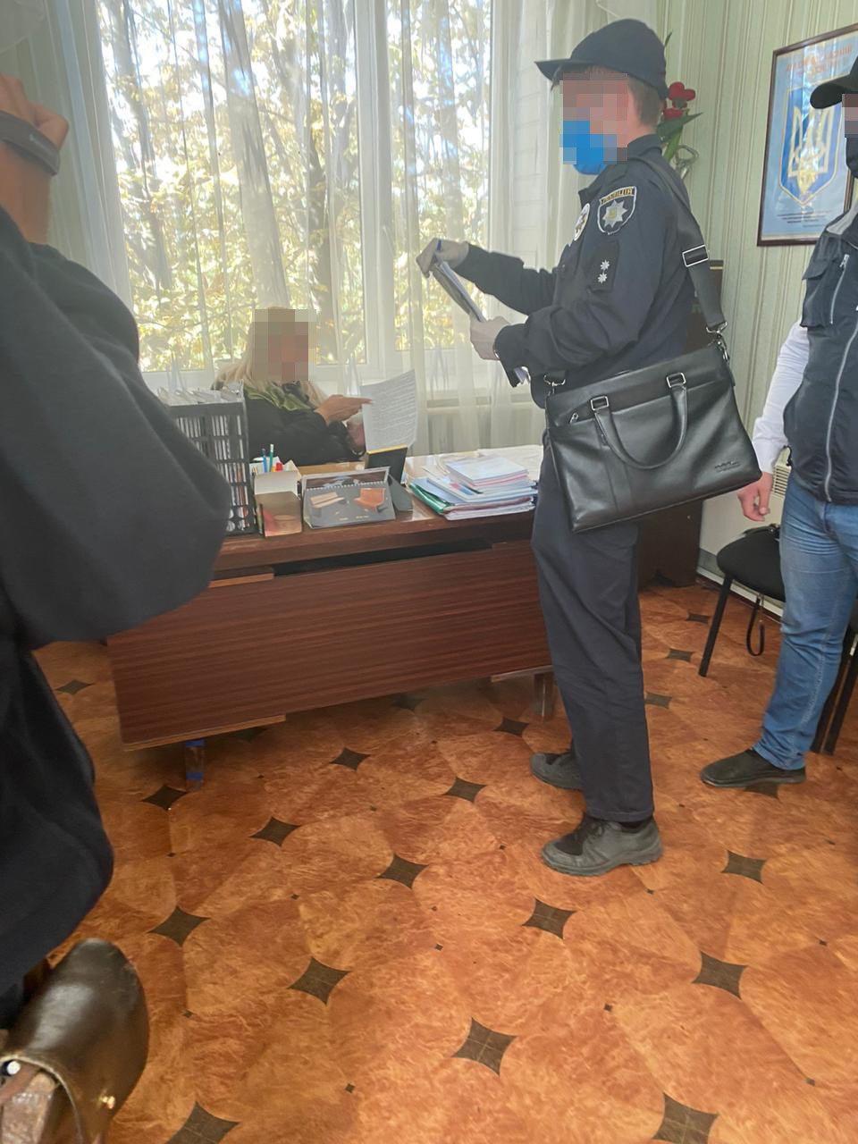 Под Харьковом на взятке задержали председателя сельсовета, которая требовала деньги за невмешательство в незаконную добычу песка