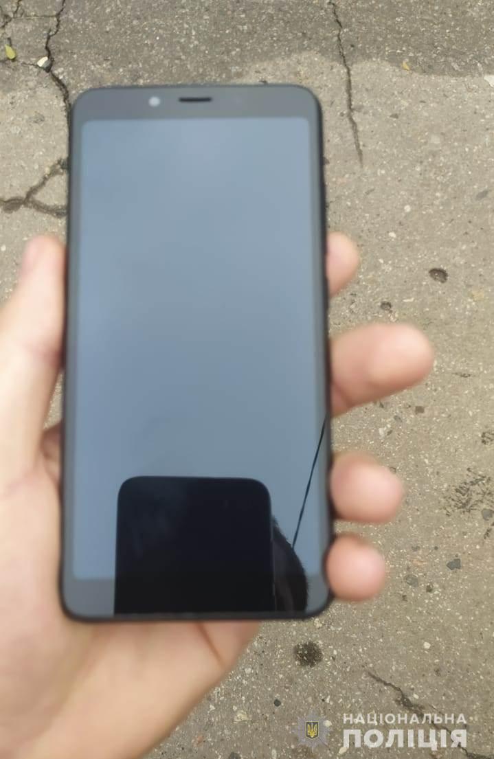 Под Харьковом мужчина украл у девушки мобильные телефоны после совместной ночи