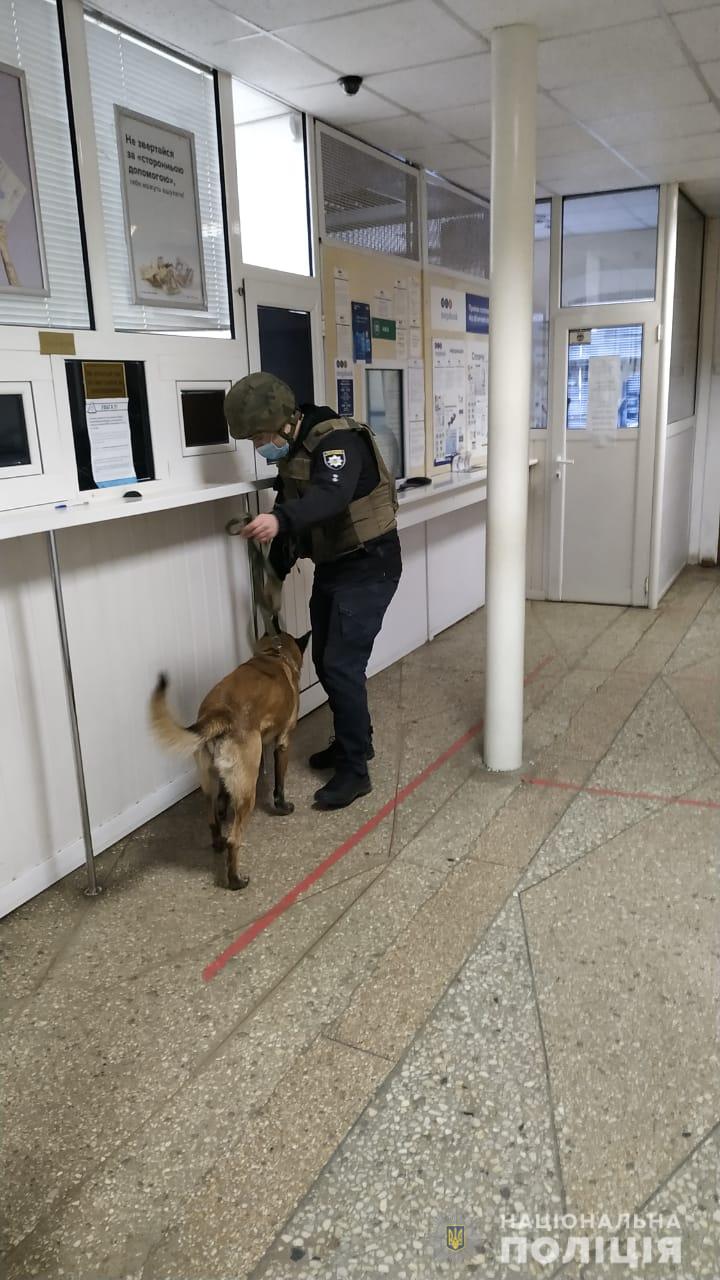 В административном здании в Харькове искали бомбу