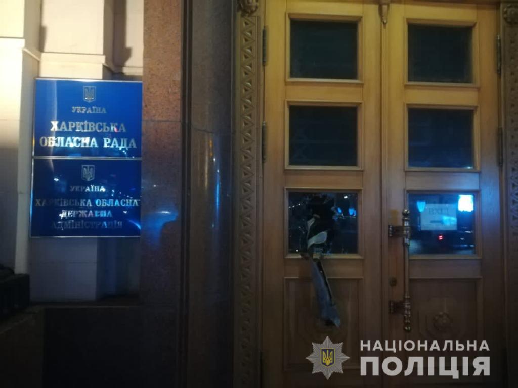 В Харькове парень разбил стекло на двери облгосадминистрации, чтобы привлечь внимание депутатов (видео)