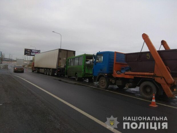 В Харькове автобус въехал в грузовик